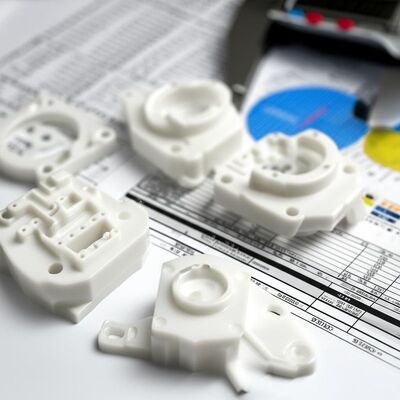 Καλή τιμή Μέρη επεξεργασίας CNC με ακρίβεια πλαστικών με σύνθετη διαμόρφωση της επιφάνειας, επεξεργασία λεπτών τρυπών και έκθεση επιθεώρησης πλήρους μεγέθους σε απευθείας σύνδεση